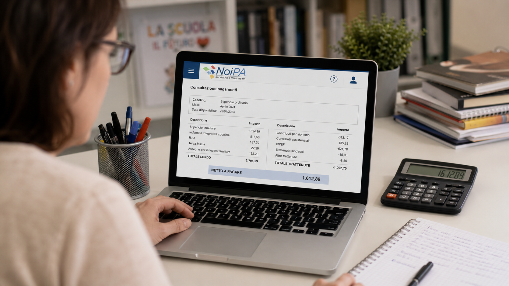 Docente che controlla il cedolino NoiPA con gli arretrati del rinnovo contrattuale CCNL 2025-2027